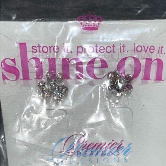 Premier Designs Earrings Dainty Flower Studs - Picture 4 of 5